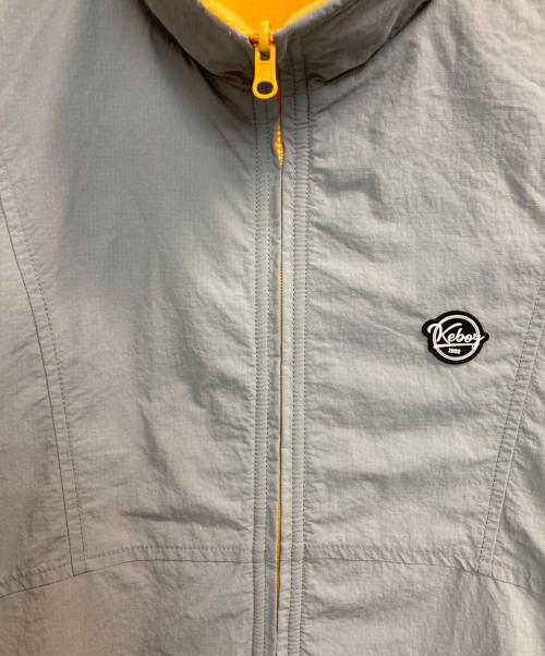KEBOZ（ケボズ）KEBOZ (ケボズ) NYLON FLEECE REVERSIBLE JACKET グレー サイズ:Ｍの古着・服飾アイテム