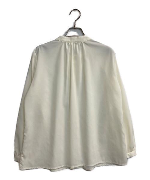 NOLLEY'S（ノーリーズ）NOLLEY'S (ノーリーズ) パールボタンバンドカラーブラウス アイボリー サイズ:38の古着・服飾アイテム