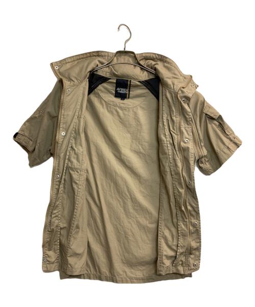 AVIREX VARSITY（アヴィレックスバーシティ）AVIREX VARSITY (アヴィレックスバーシティ) S/S gimmick SHIRTS ベージュ サイズ:Ｌの古着・服飾アイテム