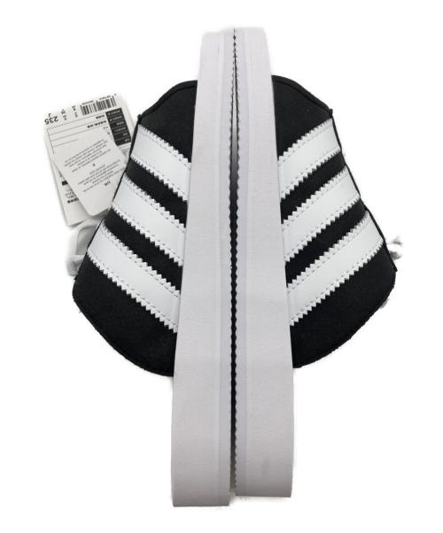 adidas（アディダス）adidas (アディダス) サンダル ブラック×ホワイト サイズ:US6 未使用品の古着・服飾アイテム