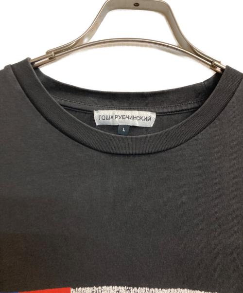 Gosha Rubchinskiy（ゴーシャラブチンスキー）Gosha Rubchinskiy (ゴーシャラブチンスキー) 国旗デザインTee ブラック サイズ:Lの古着・服飾アイテム