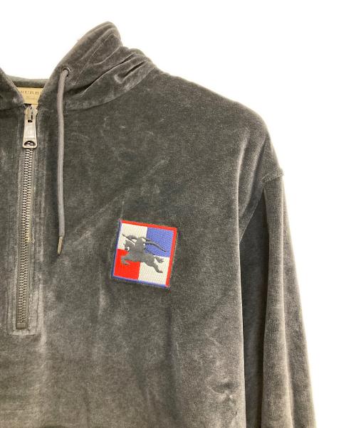 BURBERRY（バーバリー）BURBERRY (バーバリー) ワッペンベロアアノラックパーカー ブラック サイズ:Ｓの古着・服飾アイテム