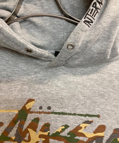 stussy（ステューシー）stussy (ステューシー) カモロゴプルオーバーパーカー グレー サイズ:Ｌの古着・服飾アイテム