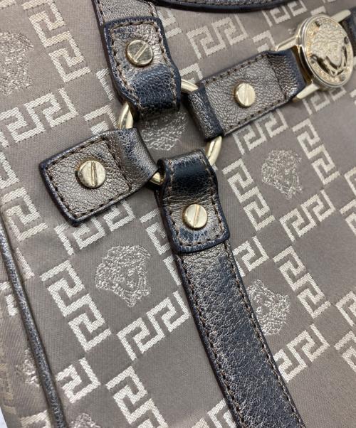 VERSACE（ヴェルサーチ）VERSACE (ヴェルサーチ) メタリックレザーモノグラムワンショルダーバッグ ゴールド×ベージュの古着・服飾アイテム