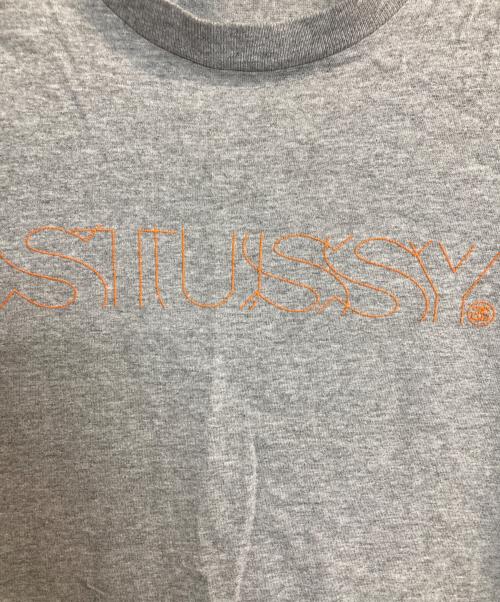 stussy（ステューシー）stussy (ステューシー) ステッチロゴTシャツ グレー×オレンジ サイズ:Sの古着・服飾アイテム