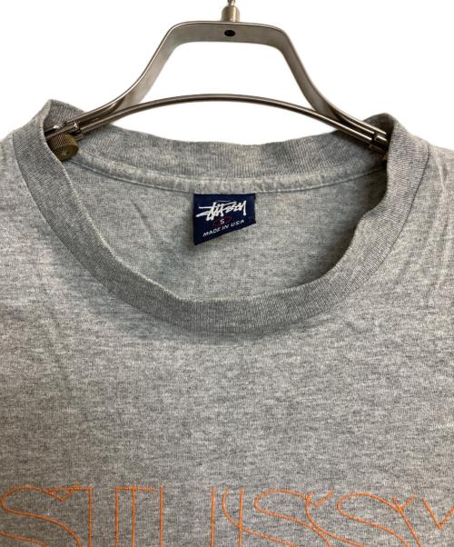 stussy（ステューシー）stussy (ステューシー) ステッチロゴTシャツ グレー×オレンジ サイズ:Sの古着・服飾アイテム
