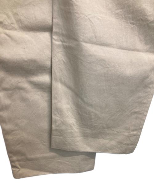 YAECA（ヤエカ）YAECA (ヤエカ) チノタックテーパードパンツ アイボリー サイズ:30の古着・服飾アイテム