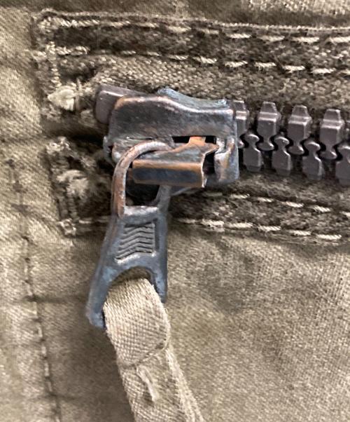 Chinook（チヌーク）Chinook (チヌーク) gimmic pocket cargo pants オリーブ サイズ:83.5㎝（Ｗ33）の古着・服飾アイテム