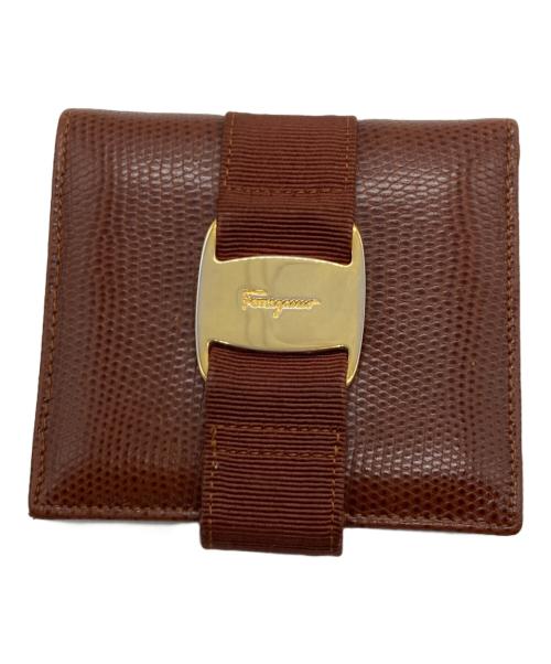 Salvatore Ferragamo（サルヴァトーレ フェラガモ）Salvatore Ferragamo (サルヴァトーレ フェラガモ) ヴァラリボンコンパクトウォレット ブラウンの古着・服飾アイテム