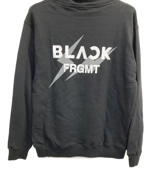 BLACK PINK（ブラックピンク）BLACK PINK (ブラックピンク) FRAGMENT DESIGN (フラグメントデザイン) BLACK FRGMT HOODIE ブラック サイズ:ＸＬの古着・服飾アイテム