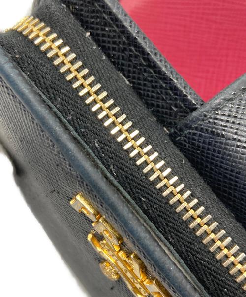 PRADA（プラダ）PRADA (プラダ) 二つ折り財布/サフィアーノコンパクトウォレット ブラックの古着・服飾アイテム