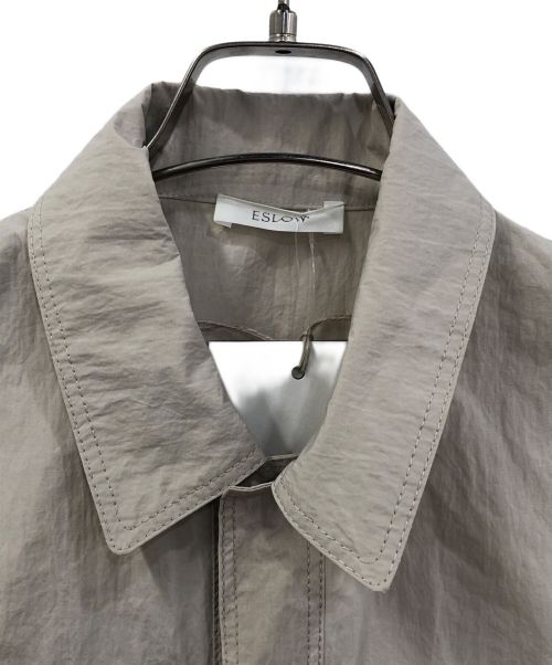 ESLOW（エスロー）ESLOW (エスロー) スリーブレスナイロンジャケット ベージュ サイズ:Mの古着・服飾アイテム