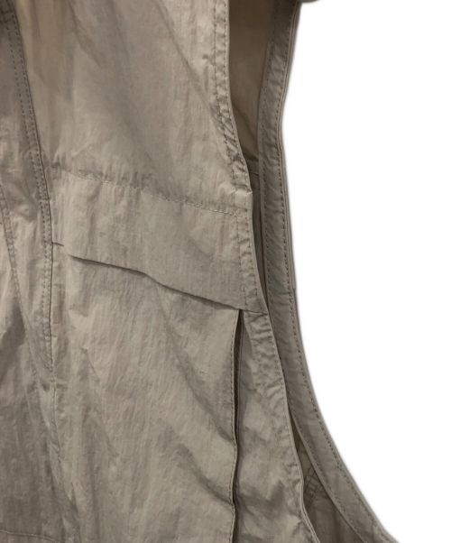 ESLOW（エスロー）ESLOW (エスロー) スリーブレスナイロンジャケット ベージュ サイズ:Mの古着・服飾アイテム