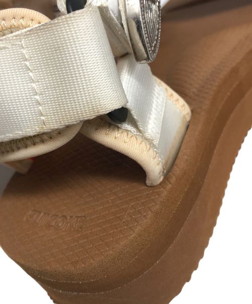 suicoke（スイコック）suicoke (スイコック) TOGA (トーガ) メタルサンダル ホワイト サイズ:24ｃｍの古着・服飾アイテム