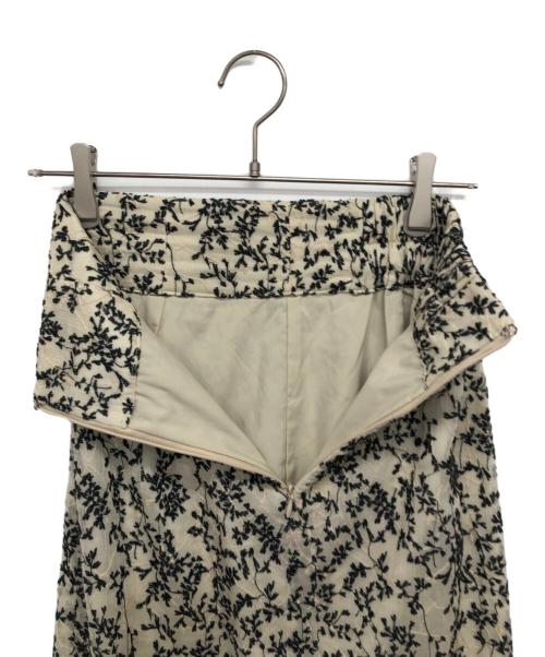 CLANE（クラネ）CLANE (クラネ) FLORET EMBROIDERY SKIRT ベージュの古着・服飾アイテム