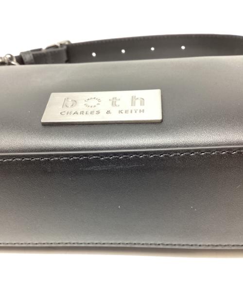 CHARLES & KEITH（チャールズアンドキース）CHARLES & KEITH (チャールズアンドキース) both (ボース) ジュールレザーチェーンエンベリッシュドバッグ ブラックの古着・服飾アイテム