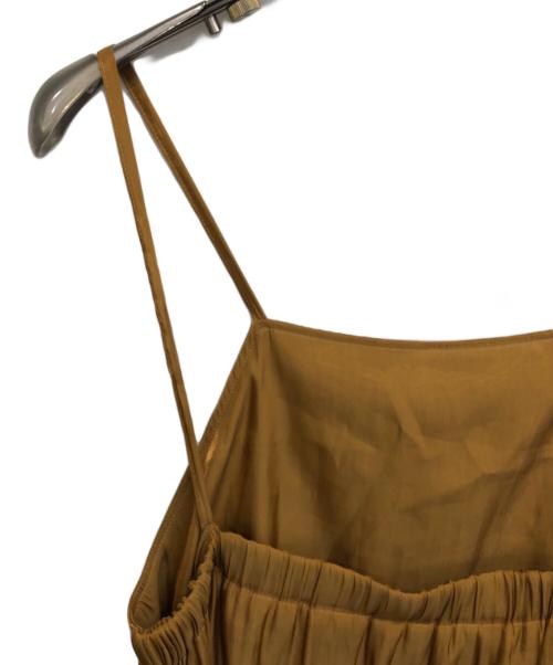 CABAN（キャバン）CABAN (キャバン) シャイニーツイルポリエステル キャミソールワンピース ブラウン サイズ:Sの古着・服飾アイテム