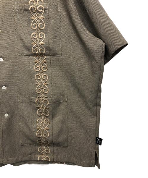 FAT（エフエーティー）FAT (エフエーティー) キューバシャツ ベージュ サイズ:SKINNYの古着・服飾アイテム