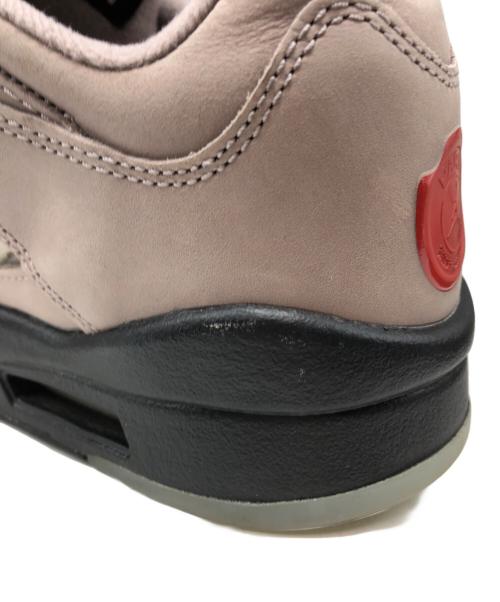 NIKE（ナイキ）NIKE (ナイキ) Paris Saint-Germain (パリサンジェルマン) AIR Jordan 5 RETRO Low ベージュ サイズ:27.5の古着・服飾アイテム