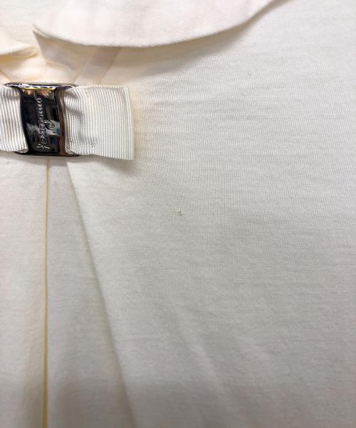 Salvatore Ferragamo（サルヴァトーレ フェラガモ）Salvatore Ferragamo (サルヴァトーレ フェラガモ) ヴァラリボンノースリーブカットソー ベージュ サイズ:38の古着・服飾アイテム