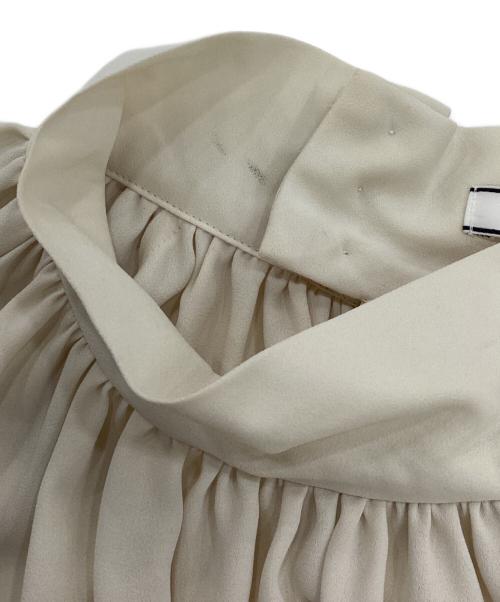 BEIGE（ベイジ）BEIGE (ベイジ) スタンドカラーギャザーブラウス アイボリーの古着・服飾アイテム