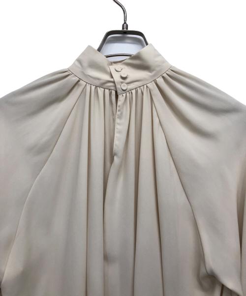 BEIGE（ベイジ）BEIGE (ベイジ) スタンドカラーギャザーブラウス アイボリーの古着・服飾アイテム