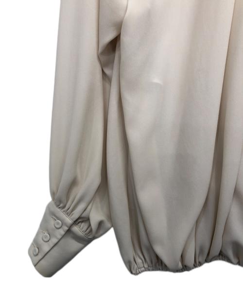BEIGE（ベイジ）BEIGE (ベイジ) スタンドカラーギャザーブラウス アイボリーの古着・服飾アイテム