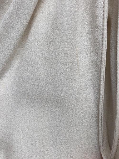 BEIGE（ベイジ）BEIGE (ベイジ) スタンドカラーギャザーブラウス アイボリーの古着・服飾アイテム