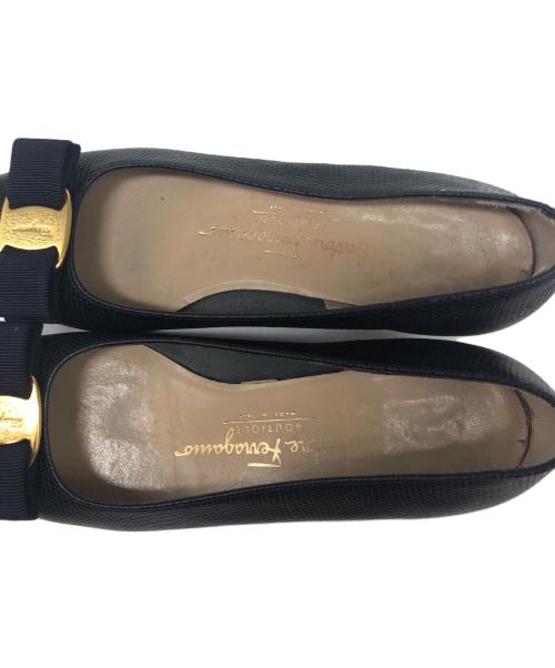Salvatore Ferragamo（サルヴァトーレ フェラガモ）Salvatore Ferragamo (サルヴァトーレ フェラガモ) ヴァラリボンパンプス ネイビー サイズ:24の古着・服飾アイテム