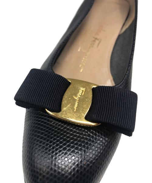 Salvatore Ferragamo（サルヴァトーレ フェラガモ）Salvatore Ferragamo (サルヴァトーレ フェラガモ) ヴァラリボンパンプス ネイビー サイズ:24の古着・服飾アイテム