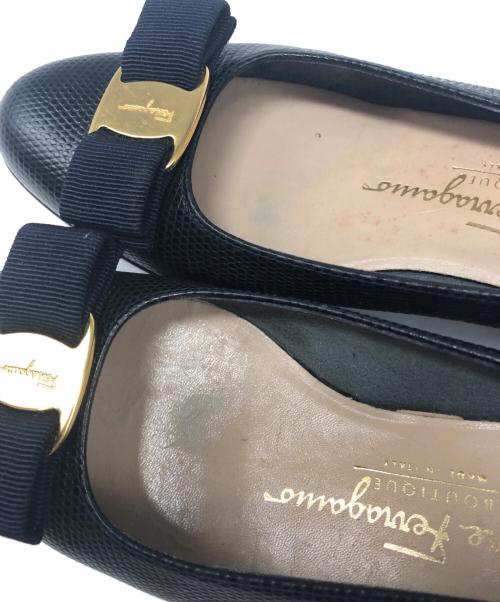 Salvatore Ferragamo（サルヴァトーレ フェラガモ）Salvatore Ferragamo (サルヴァトーレ フェラガモ) ヴァラリボンパンプス ネイビー サイズ:24の古着・服飾アイテム