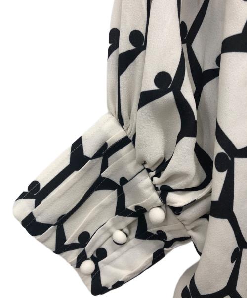 ADORE（アドーア）ADORE (アドーア) ヘキサゴンプリントボウタイブラウス ホワイト サイズ:Mの古着・服飾アイテム