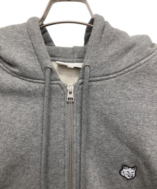 maison kitsune（メゾンキツネ）MAISON KITSUNE (メゾンキツネ) 刺繍ジップアップパーカー グレー サイズ:Mの古着・服飾アイテム