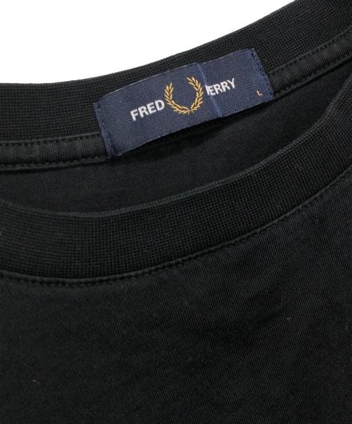 FRED PERRY（フレッドペリー）FRED PERRY (フレッドペリー) センターロゴＴシャツ ブラック サイズ:Ｌの古着・服飾アイテム