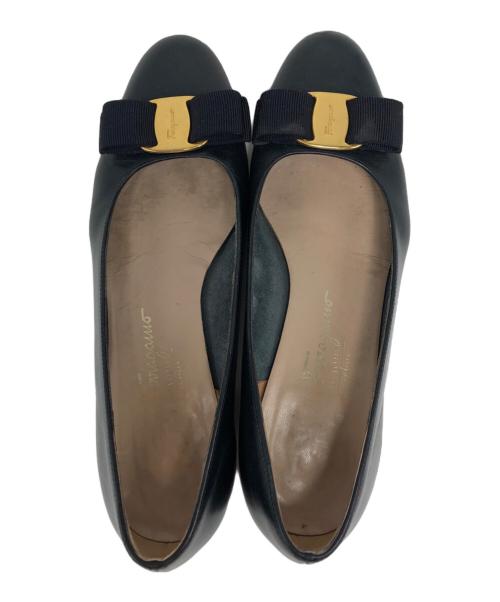 Salvatore Ferragamo（サルヴァトーレ フェラガモ）Salvatore Ferragamo (サルヴァトーレ フェラガモ) ヴァラリボンパンプス ネイビー サイズ:24の古着・服飾アイテム