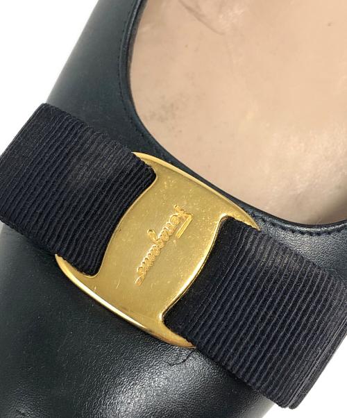 Salvatore Ferragamo（サルヴァトーレ フェラガモ）Salvatore Ferragamo (サルヴァトーレ フェラガモ) ヴァラリボンパンプス ネイビー サイズ:24の古着・服飾アイテム