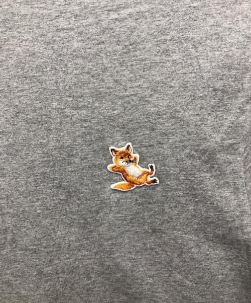maison kitsune（メゾンキツネ）maison kitsune (メゾンキツネ) チラックスロゴTシャツ グレー サイズ:Sの古着・服飾アイテム