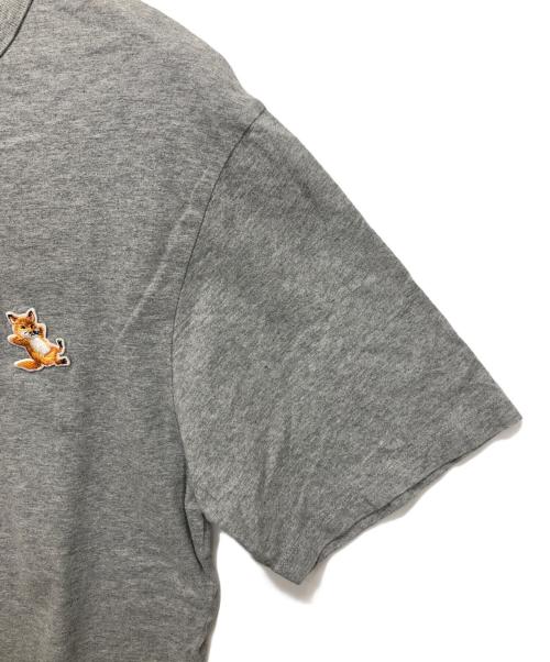maison kitsune（メゾンキツネ）maison kitsune (メゾンキツネ) チラックスロゴTシャツ グレー サイズ:Sの古着・服飾アイテム