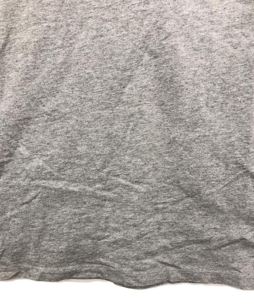 maison kitsune（メゾンキツネ）maison kitsune (メゾンキツネ) チラックスロゴTシャツ グレー サイズ:Sの古着・服飾アイテム