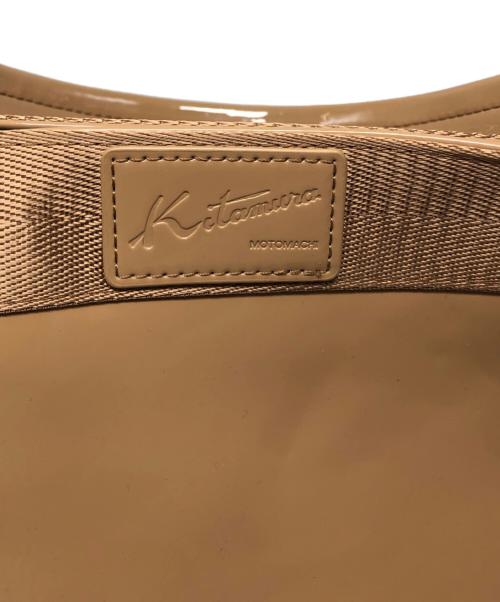 KITAMURA（キタムラ）KITAMURA (キタムラ) 2WAYエナメルトートバッグ ベージュの古着・服飾アイテム