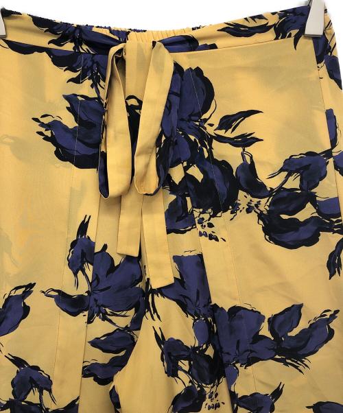 Aga（アーガ）Aga (アーガ) フラワープリントラップパンツ イエロー サイズ:9号の古着・服飾アイテム