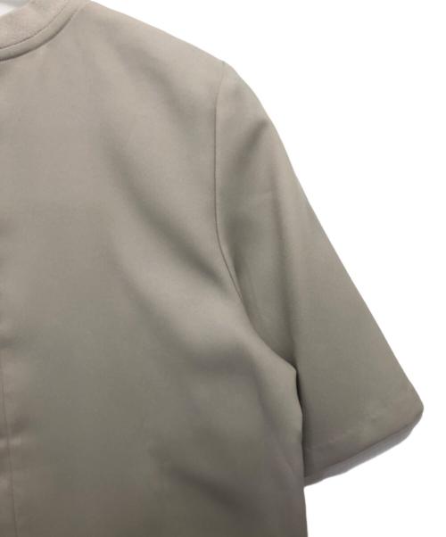 icB（アイシービー）icB (アイシービー) FluidBackSatin Tブラウス グレー サイズ:2の古着・服飾アイテム