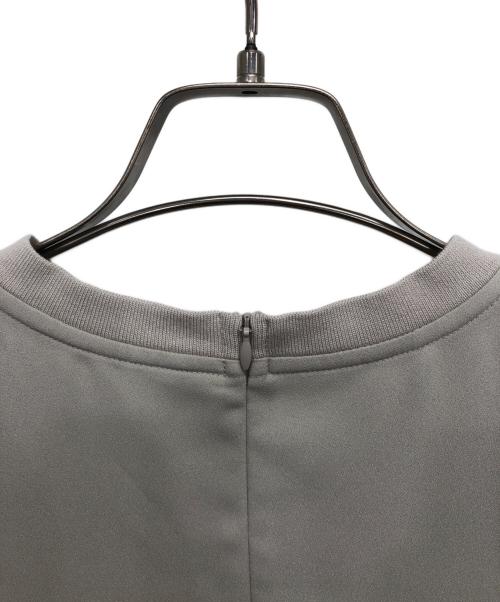 icB（アイシービー）icB (アイシービー) FluidBackSatin Tブラウス グレー サイズ:2の古着・服飾アイテム