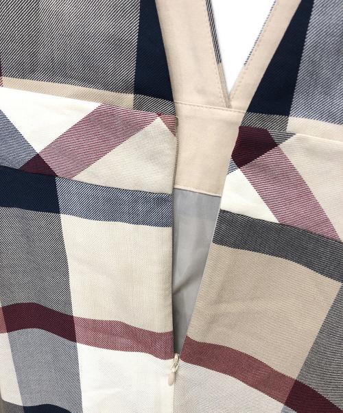 BLUE LABEL CRESTBRIDGE（ブルーレーベルクレストブリッジ）BLUE LABEL CRESTBRIDGE (ブルーレーベルクレストブリッジ) プリーツ切替ノースリーブワンピース ベージュ サイズ:38の古着・服飾アイテム