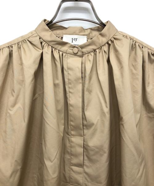 1er Arrondissement（プルミエ アロンディスモン）1er Arrondissement (プルミエ アロンディスモン) タイプライターギャザーブラウス ベージュ サイズ:36の古着・服飾アイテム