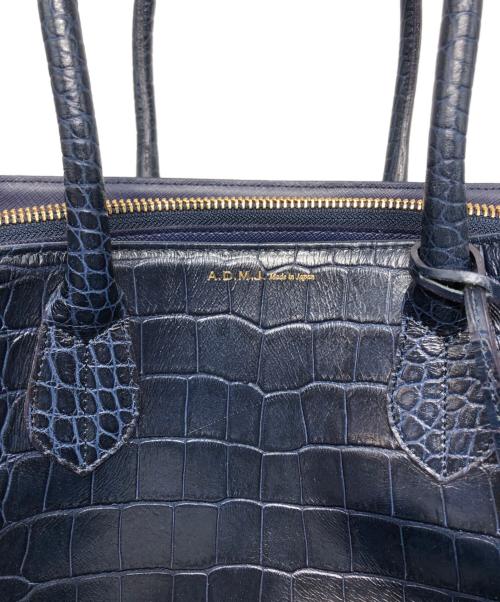 A.D.M.J.（エーディーエムジェイ）A.D.M.J. (エーディーエムジェイ) 型押しハンドバッグ ネイビーの古着・服飾アイテム