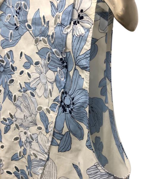 TOMORROW LAND collection（トゥモローランドコレクション）TOMORROW LAND collection (トゥモローランドコレクション) モノフラワーエンブロイダリー ボザムノースリーブブラウス スカイブルー サイズ:36の古着・服飾アイテム