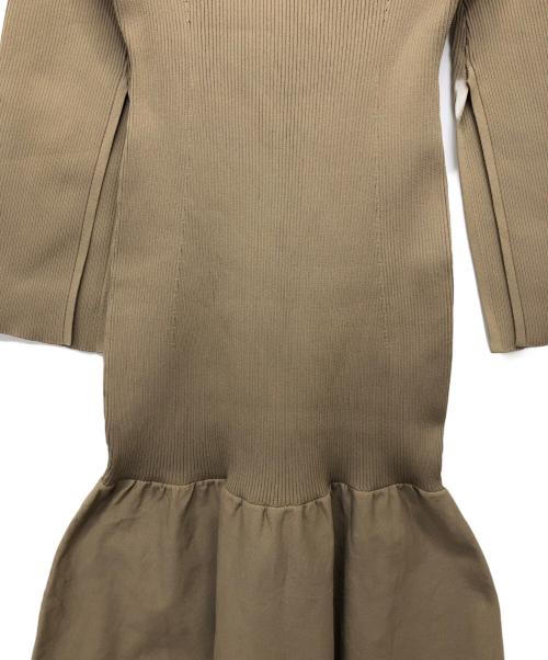 anuans（アニュアンス）anuans (アニュアンス) ティアードデザインスリットニットワンピース ベージュ サイズ:Fの古着・服飾アイテム