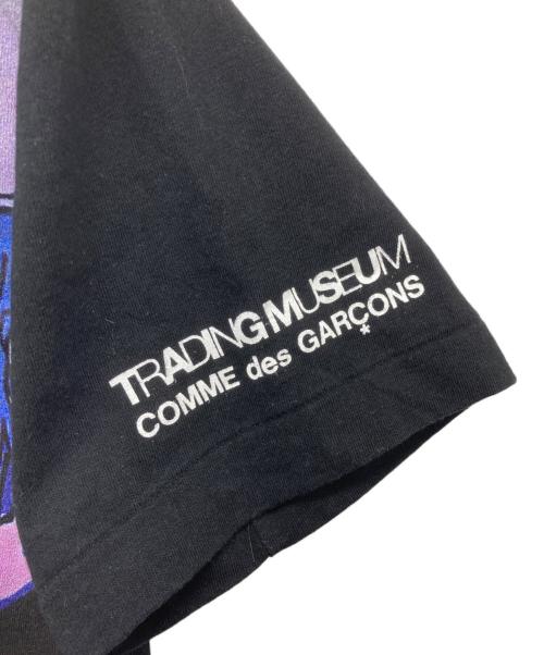 COMME des GARCONS（コムデギャルソン）COMME des GARCONS (コムデギャルソン) TRADING MUSEUM (トラディング ミュージアム) AdoコラボプリントTシャツ ブラック サイズ:XLの古着・服飾アイテム