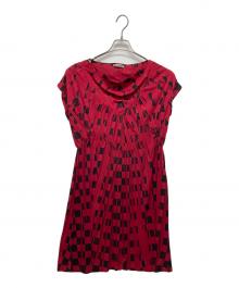 ISSEY MIYAKE（イッセイミヤケ）の古着「カウルネック フレンチスリーブ シャーリング プリーツ ワンピース」｜レッド